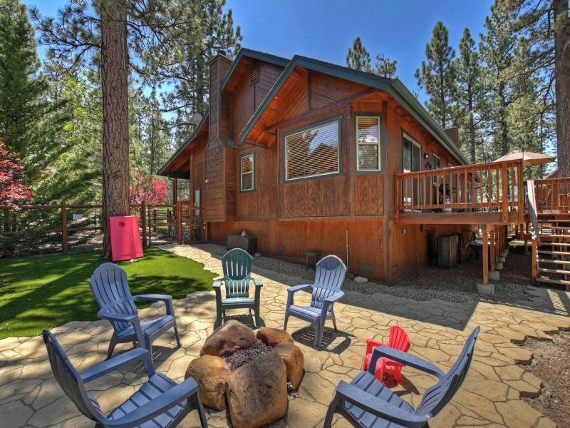 Teakwood Cozy Wood Cabin With Fireplace image