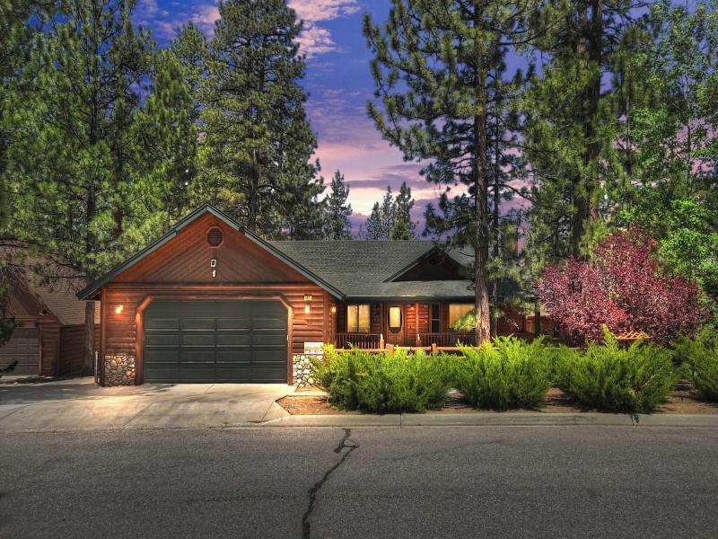 Teakwood Cozy Wood Cabin With Fireplace image