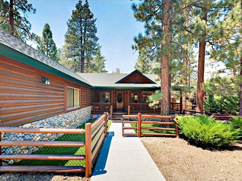 Teakwood Cozy Wood Cabin With Fireplace image