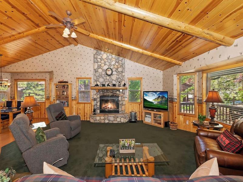 Teakwood Cozy Wood Cabin With Fireplace image