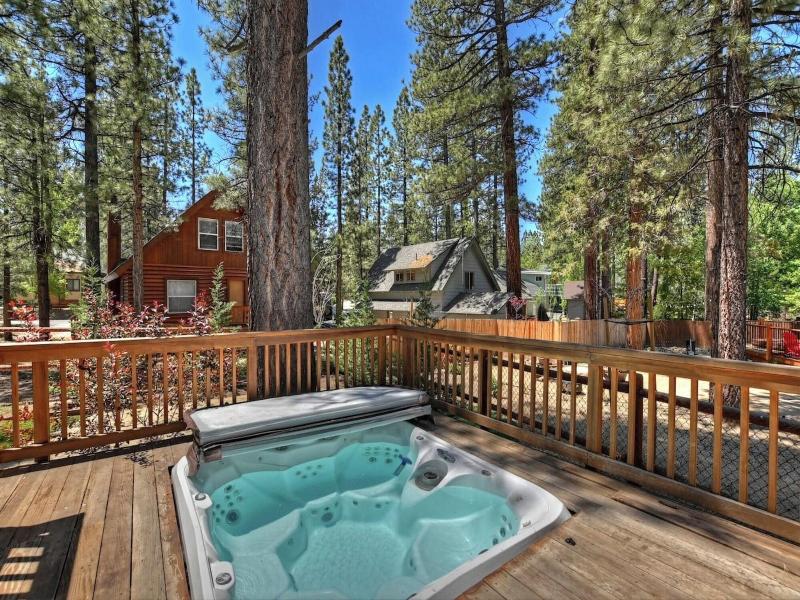 Teakwood Cozy Wood Cabin With Fireplace image