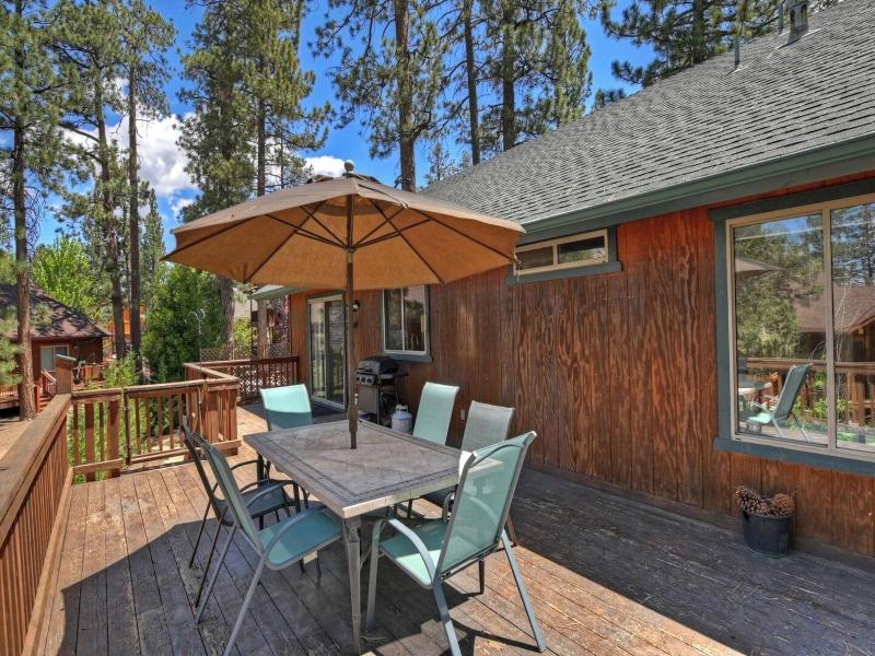 Teakwood Cozy Wood Cabin With Fireplace image