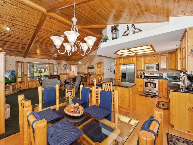 Teakwood Cozy Wood Cabin With Fireplace image