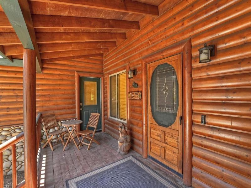 Teakwood Cozy Wood Cabin With Fireplace image