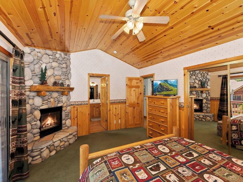 Teakwood Cozy Wood Cabin With Fireplace image