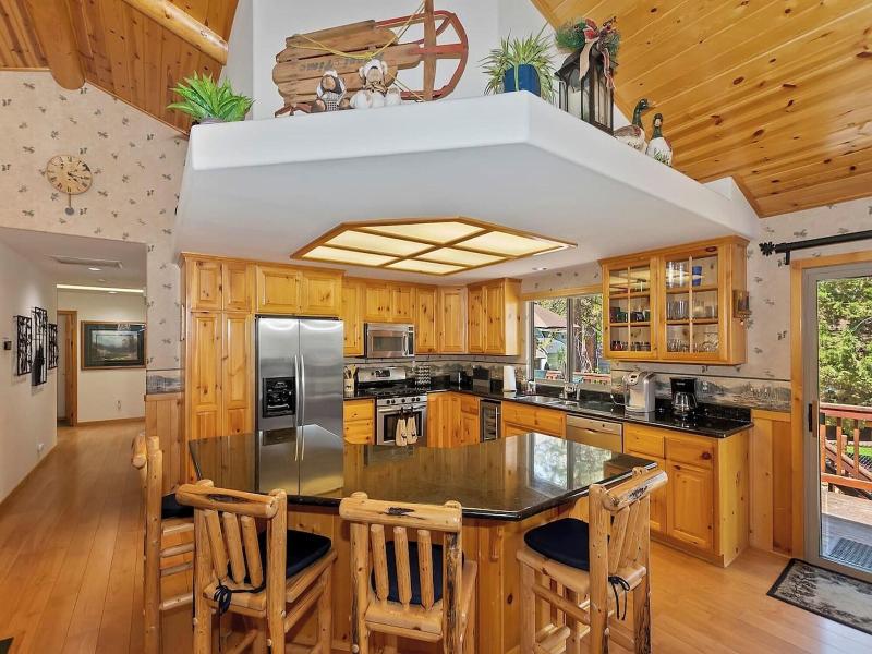Teakwood Cozy Wood Cabin With Fireplace image