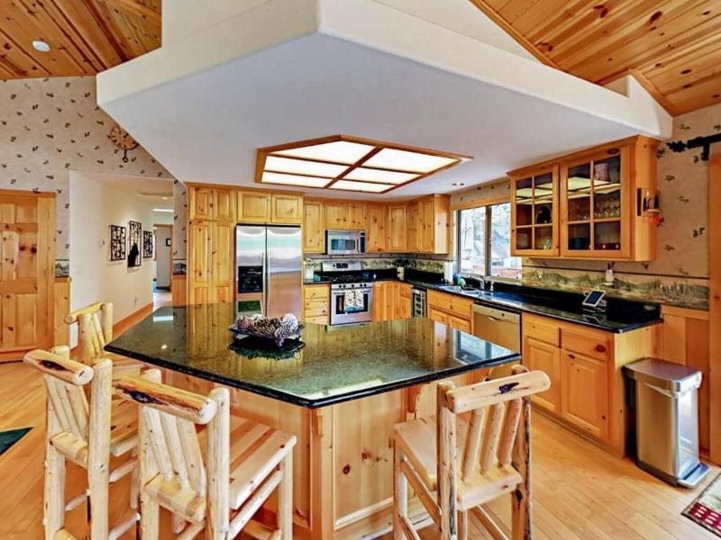 Teakwood Cozy Wood Cabin With Fireplace image