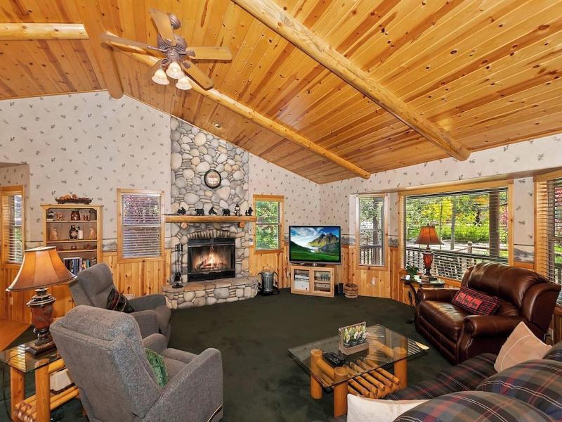 Teakwood Cozy Wood Cabin With Fireplace image