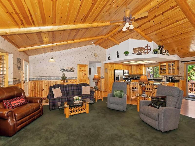 Teakwood Cozy Wood Cabin With Fireplace image