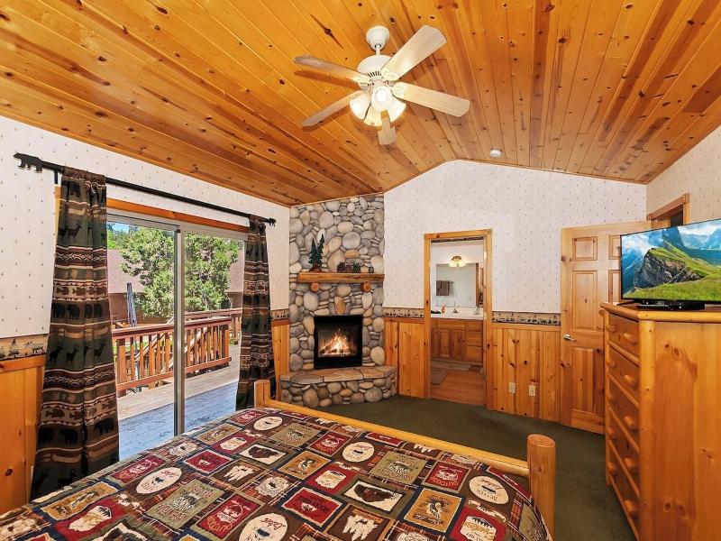 Teakwood Cozy Wood Cabin With Fireplace image