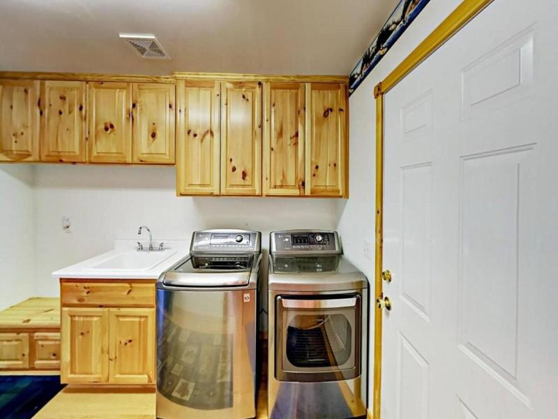 Teakwood Cozy Wood Cabin With Fireplace image