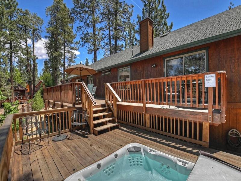 Teakwood Cozy Wood Cabin With Fireplace image
