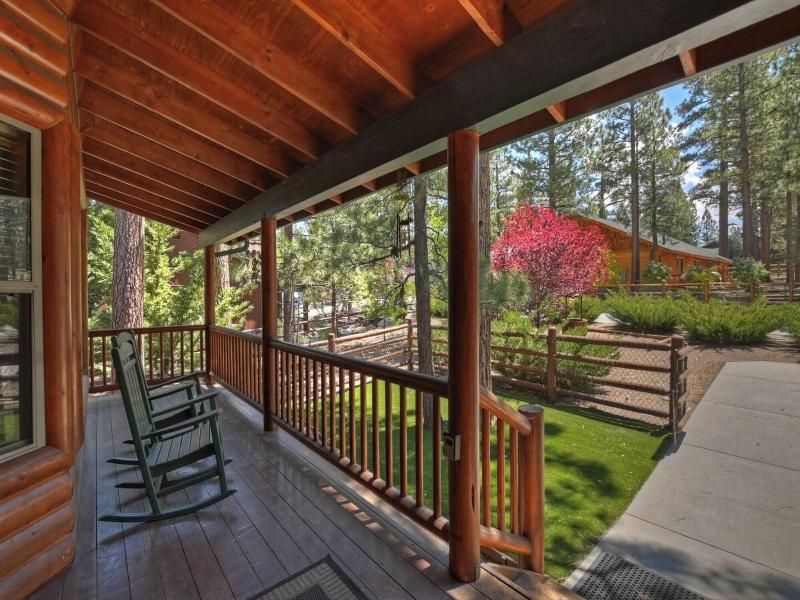 Teakwood Cozy Wood Cabin With Fireplace image