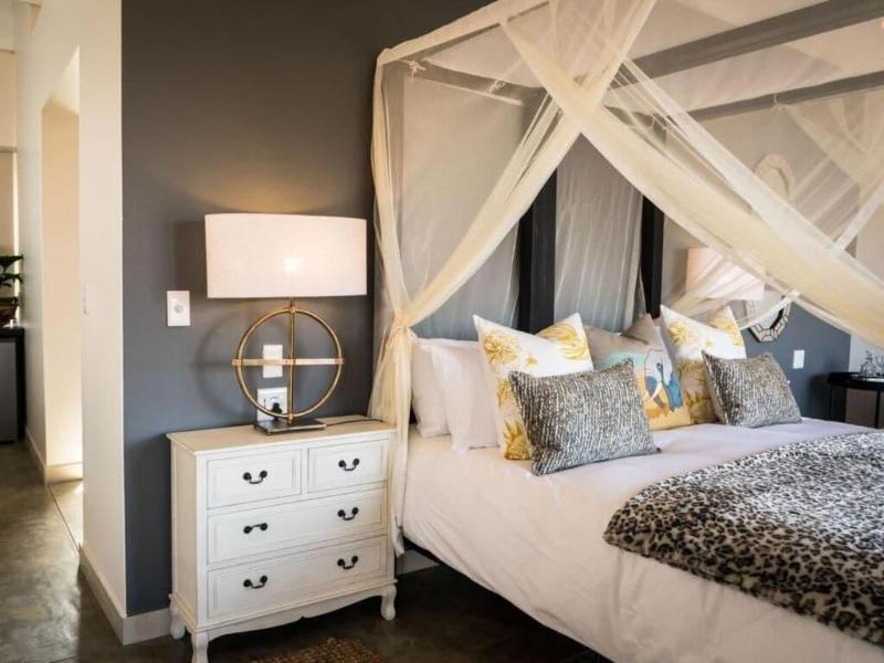 Safari Moon Luxury Bush Lodge image
