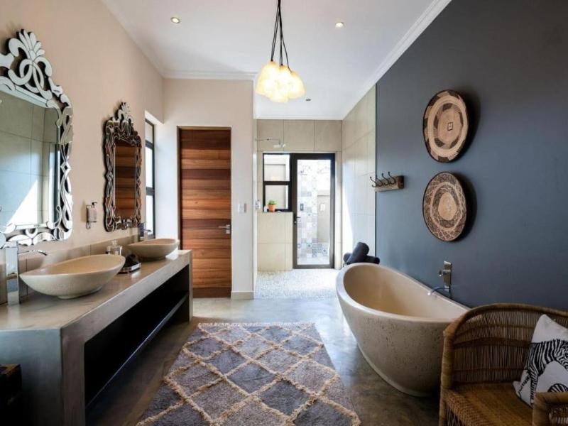 Safari Moon Luxury Bush Lodge image