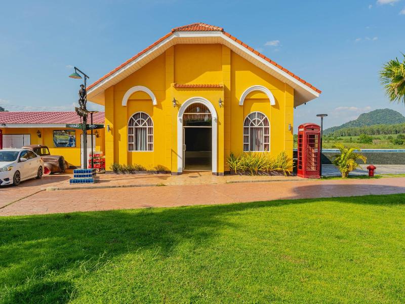 Apinya Resort Bangsarey image