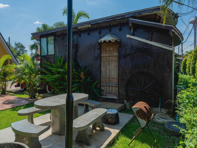 Apinya Resort Bangsarey image