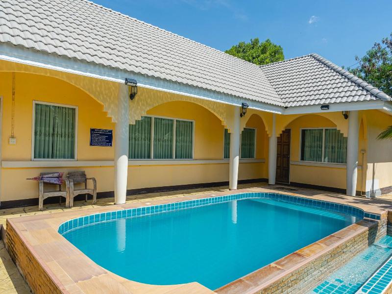 Apinya Resort Bangsarey image