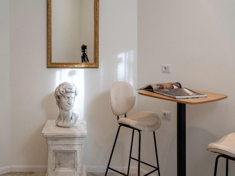 Romart Luxury Rooms image