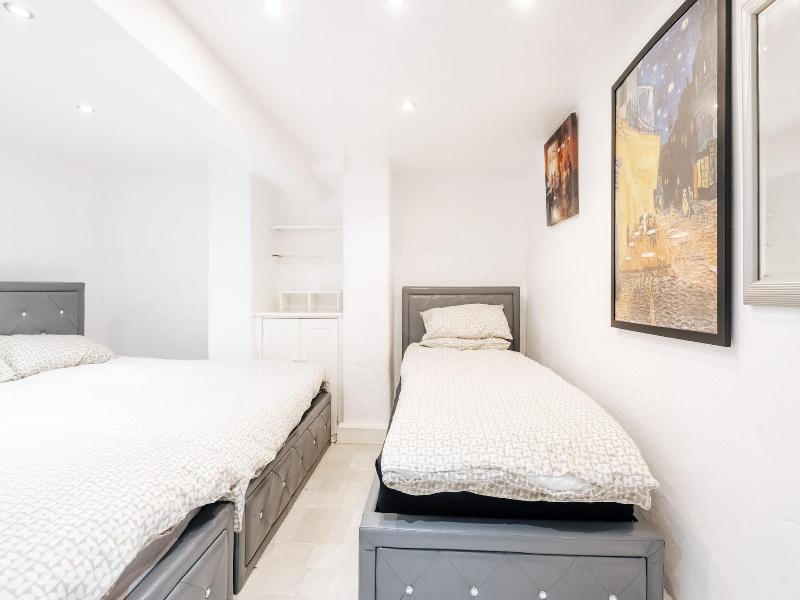 Luxury Town House image