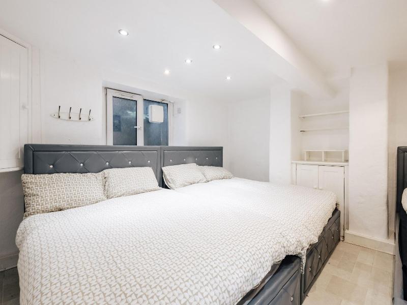 Luxury Town House image