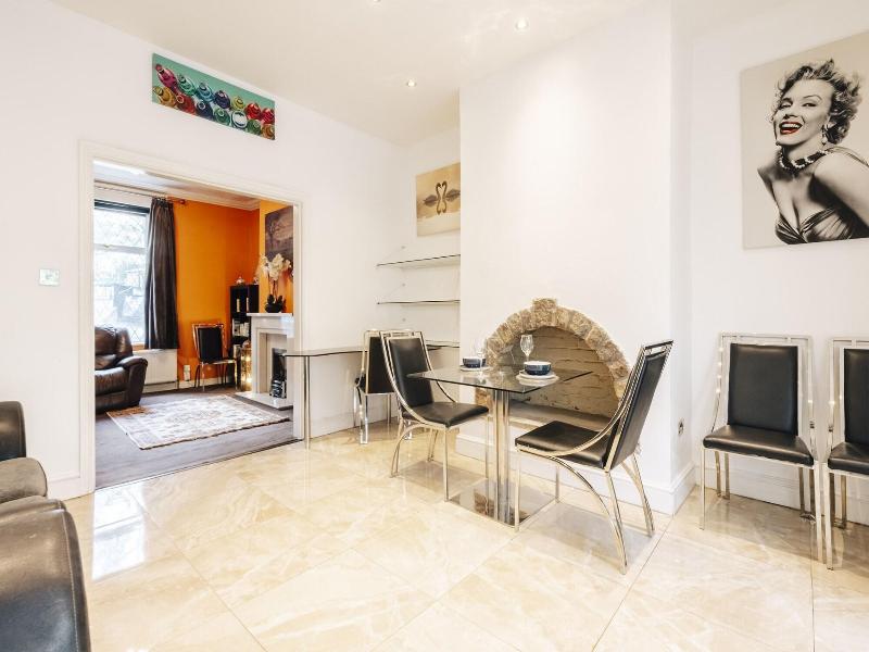 Luxury Town House image