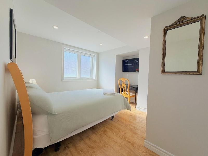 Cozy Home In Richmond Hill With Free Parking image