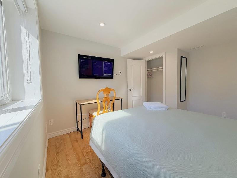 Cozy Home In Richmond Hill With Free Parking image