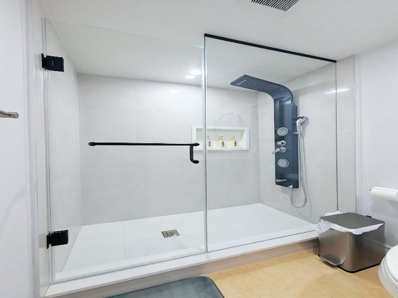 Cozy Home In Richmond Hill With Free Parking image