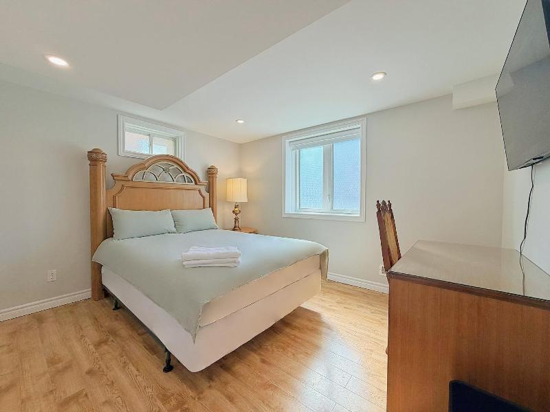 Cozy Home In Richmond Hill With Free Parking image