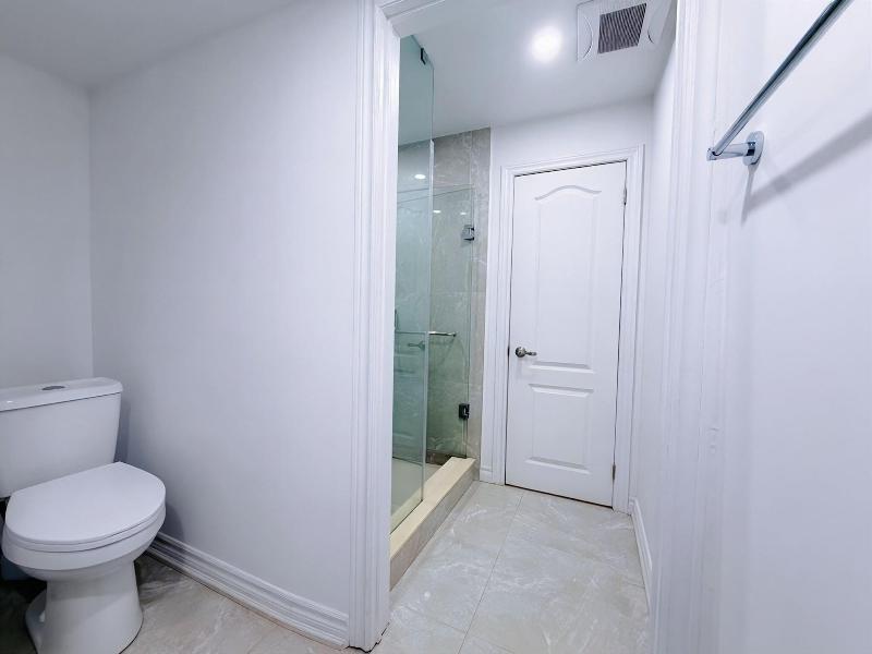 Cozy Home In Richmond Hill With Free Parking image