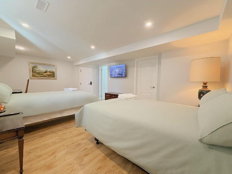 Cozy Home In Richmond Hill With Free Parking image