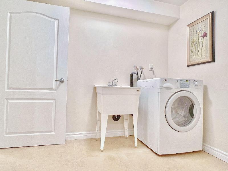 Cozy Home In Richmond Hill With Free Parking image