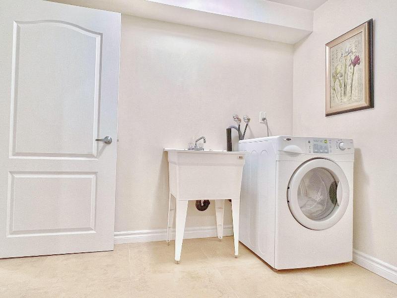 Cozy Home In Richmond Hill With Free Parking image