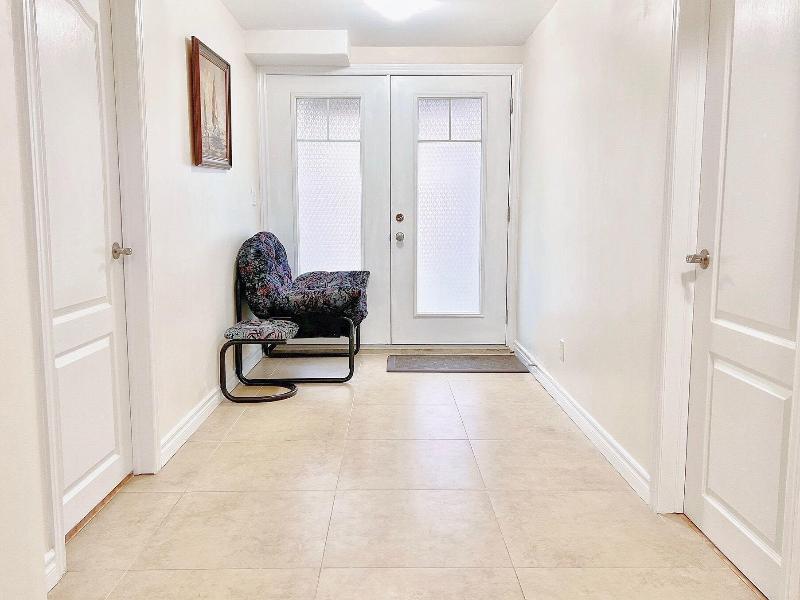 Cozy Home In Richmond Hill With Free Parking image