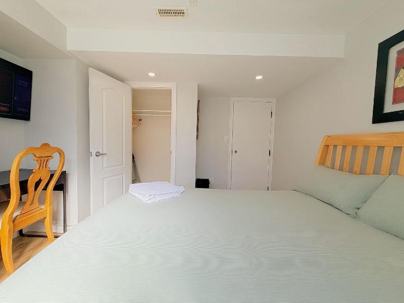 Cozy Home In Richmond Hill With Free Parking image