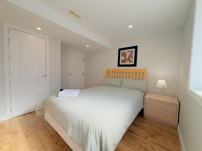 Cozy Home In Richmond Hill With Free Parking image
