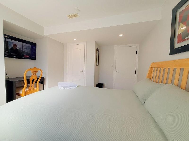 Cozy Home In Richmond Hill With Free Parking image