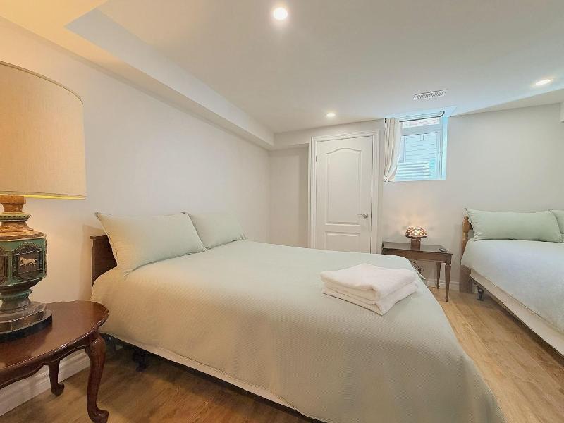 Cozy Home In Richmond Hill With Free Parking image