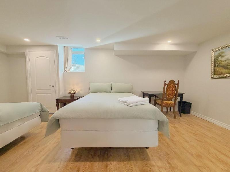 Cozy Home In Richmond Hill With Free Parking image
