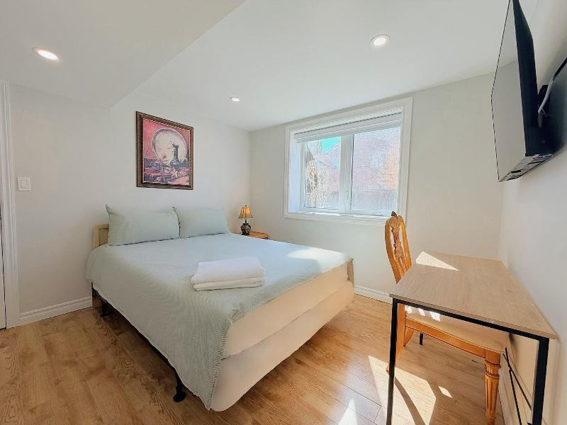 Cozy Home In Richmond Hill With Free Parking image