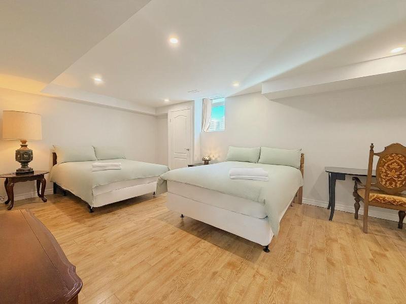 Cozy Home In Richmond Hill With Free Parking image