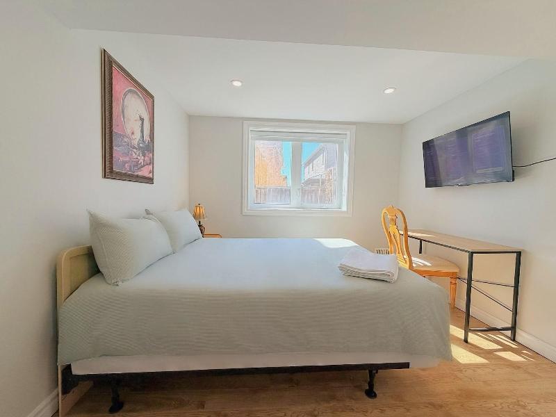 Cozy Home In Richmond Hill With Free Parking image