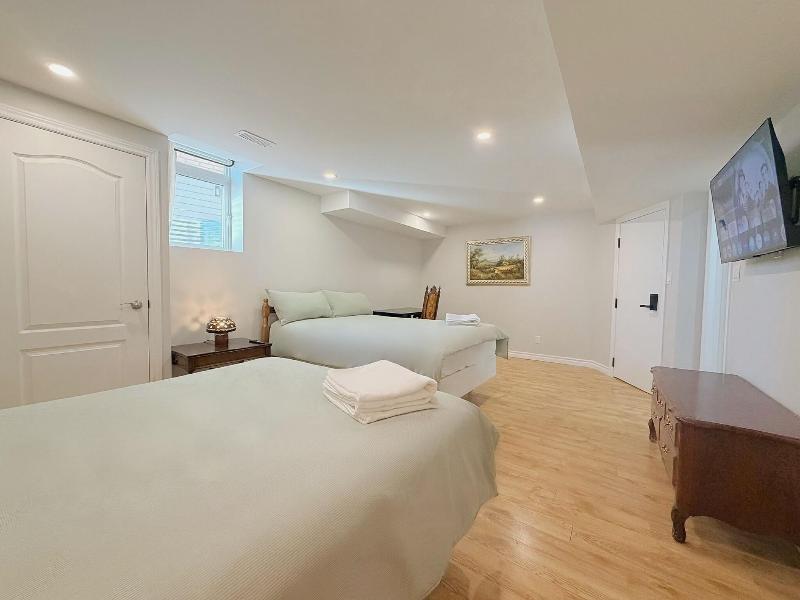 Cozy Home In Richmond Hill With Free Parking image