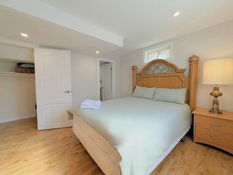Cozy Home In Richmond Hill With Free Parking image