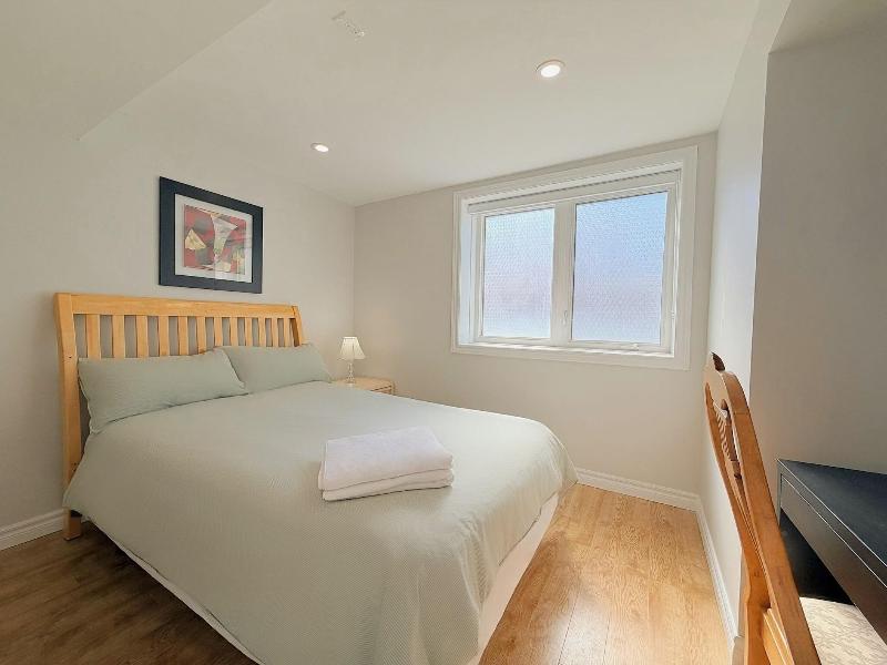 Cozy Home In Richmond Hill With Free Parking image