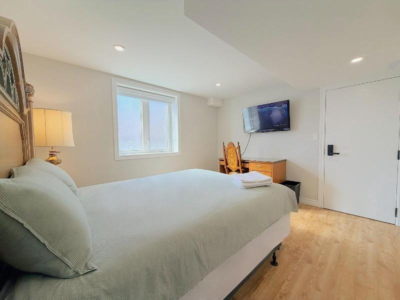 Cozy Home In Richmond Hill With Free Parking image