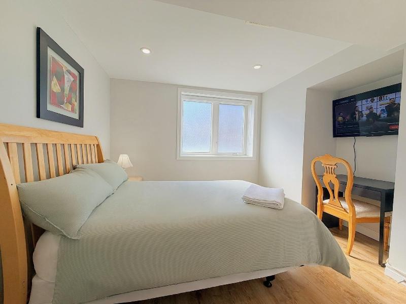 Cozy Home In Richmond Hill With Free Parking image