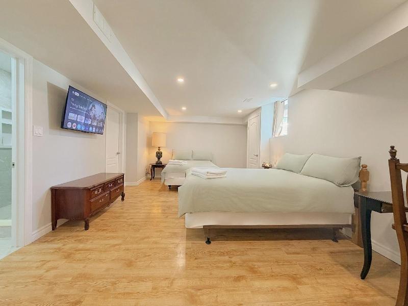 Cozy Home In Richmond Hill With Free Parking image