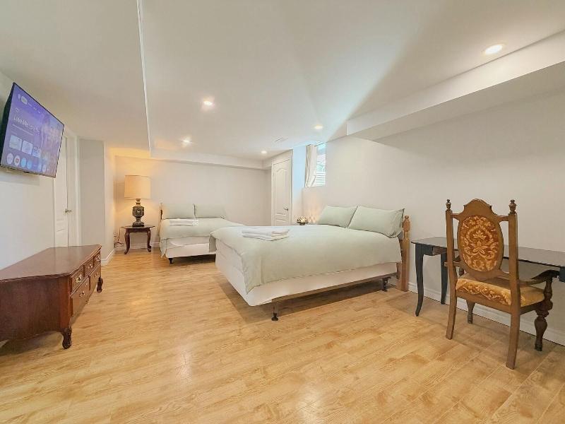 Cozy Home In Richmond Hill With Free Parking image